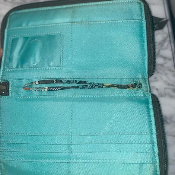 Vera Bradley wristlet    - Picture 4 of 4